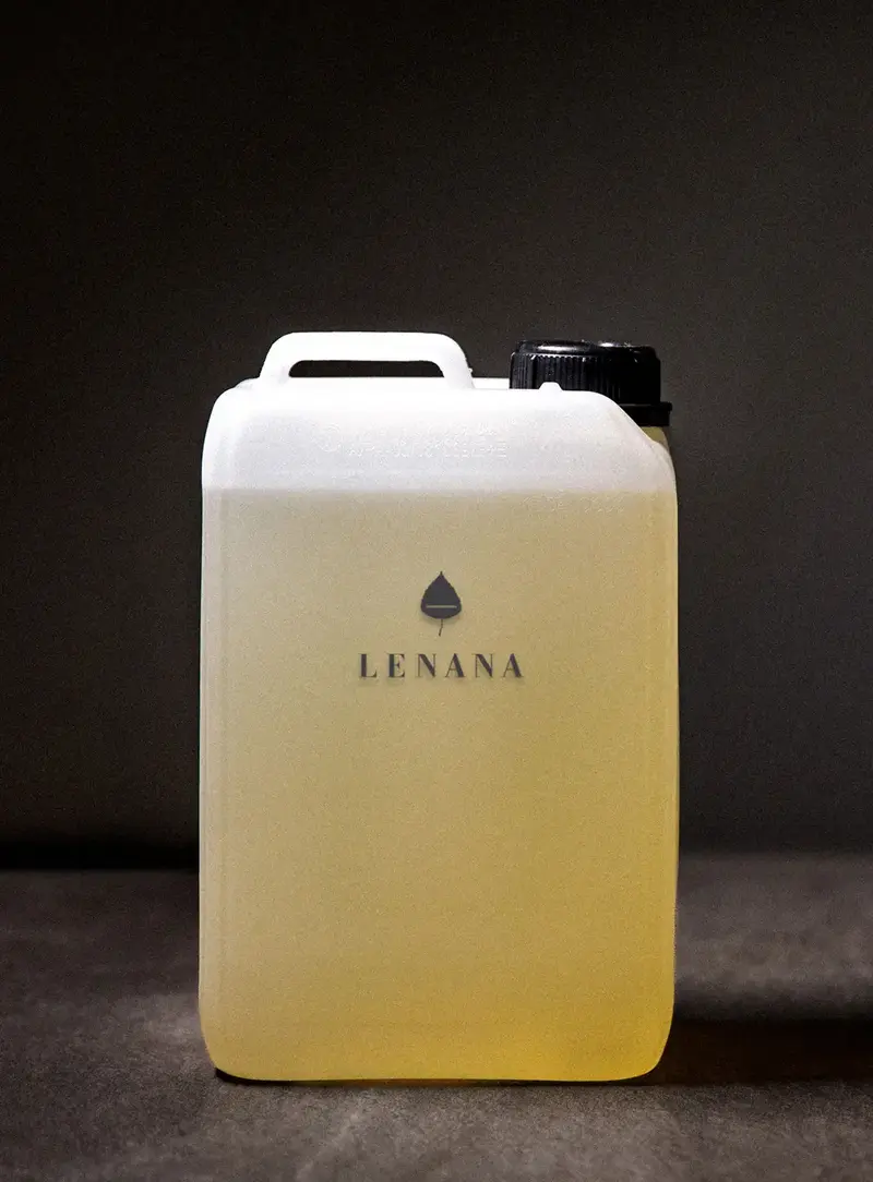 3-Liter-Kunststoff-Nachfüllkanister mit Duschgel, Shampoo, Conditioner oder Handseife. Lenana-Logo auf dem Kanister, schwarzer Deckel, dunkler Hintergrund